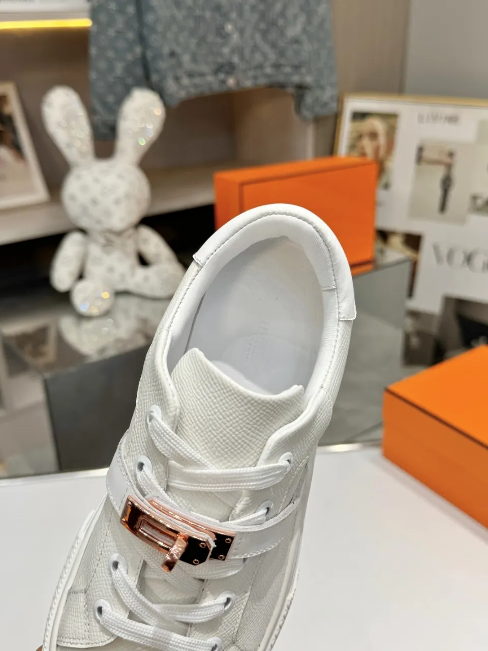 Men's Men's Shoes💰620❤️❤️❤️HERMES 2021 latest Kelly buckle white sneakers are online! The highest version on the market! Purchasing level quality! The H family rarely produces flat casual shoes, and they are styled with classic palladium-plated Kelly shoe buckles! Create a fashionable urban look that perfectly embodies the noble and elegant style of Hermès! Material selection: Fabric imported cowhide, lining + foot pads imported sheepskin, original molded TPU outsole, heavy gold molded kelly buckle full of texture Size: Female: 35-41 (41 is not returnable) Male: 39-45 (45 is not returnable)